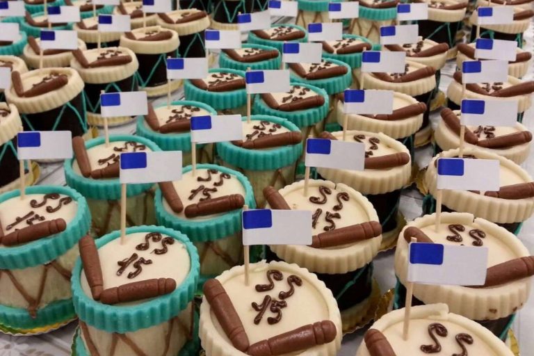 Pastelería Oiartzun prepara el tradicional postre de la tamborrada de San Sebastián, un pastel en forma de tambor