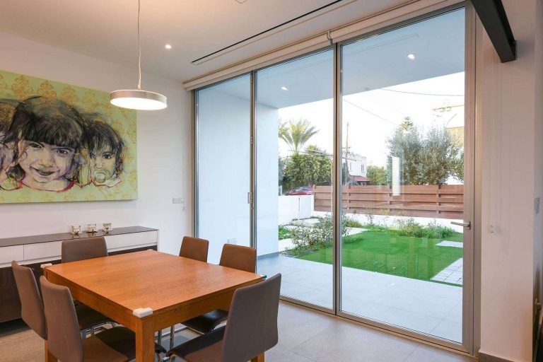 Airclos pone a disposición un amplio catálogo de puertas plegables de aluminio