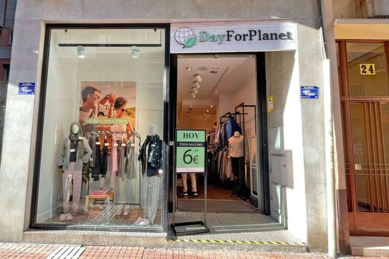 Beneficios de consumir ropa con excedentes, de la mano de DayForPlanet