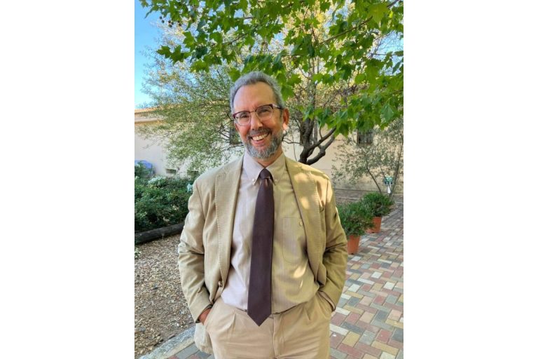 José Luis Palacios explora la socialización socialista; una perspectiva sociológica innovadora