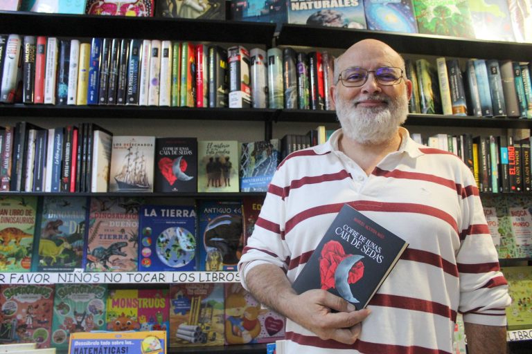 Manuel Acosta Más se dirige a los que 'luchan cada día por ser ellos mismos' mediante su libro 'Cofre de lunas, caja de sedas'