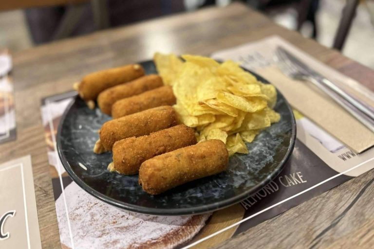 Taberna La Española en Madrid ofrece exquisitas croquetas y tortilla de patatas