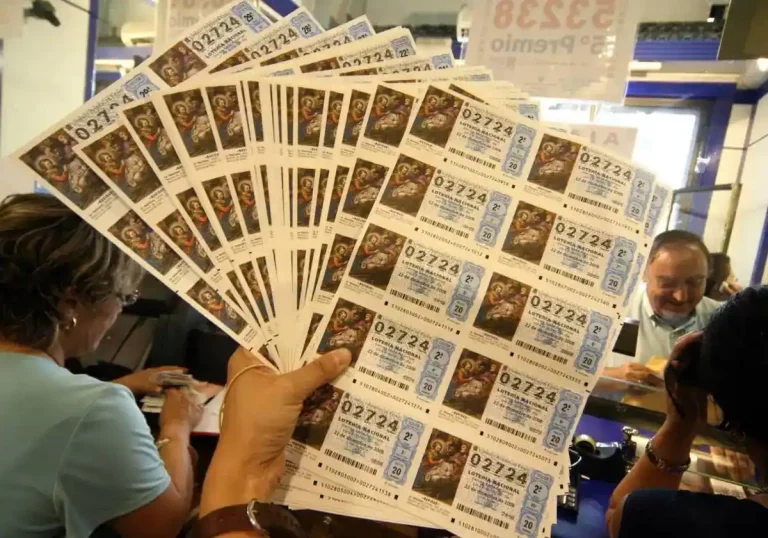 La OCU avisa a quienes comparten su décimo de Lotería de Navidad por WhatsApp