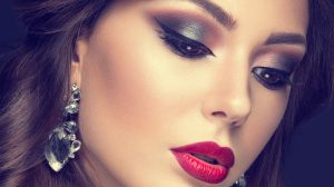 El truco del corrector mirada rejuvenecer en triángulo invertido