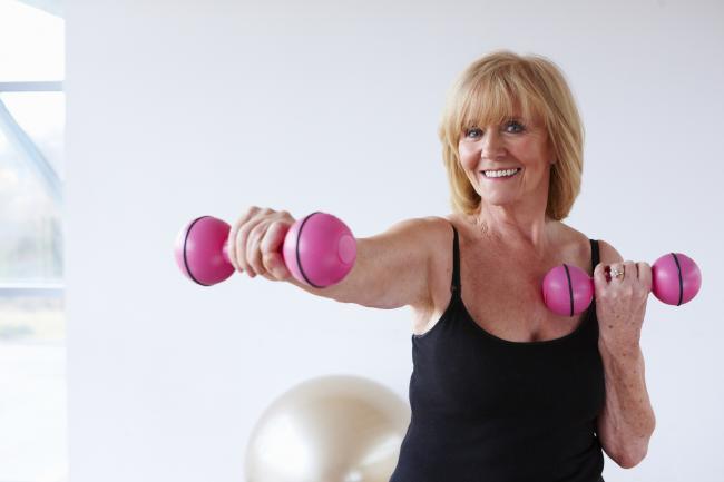 Imprescindible tras la menopausia: Por qué el entrenamiento de fuerza es más que recomendable 1 BENEFICIOS DEL ENTRENAMIENTO DE FUERZA