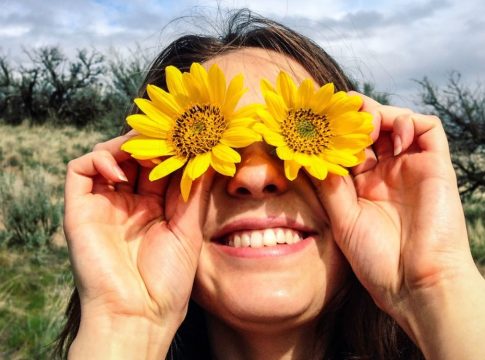 persona feliz autocuidado