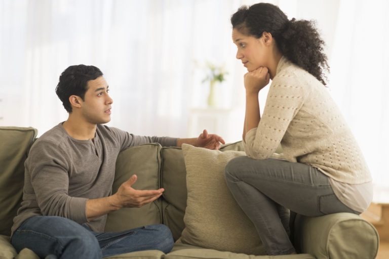 4 frases típicas que dice una pareja que ha dejado de quererte