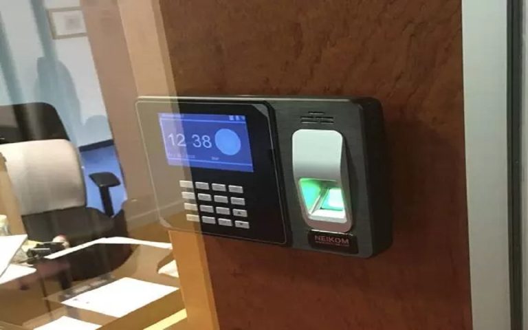 Control horario: qué dice la directiva europea sobre los relojes de fichar biométricos