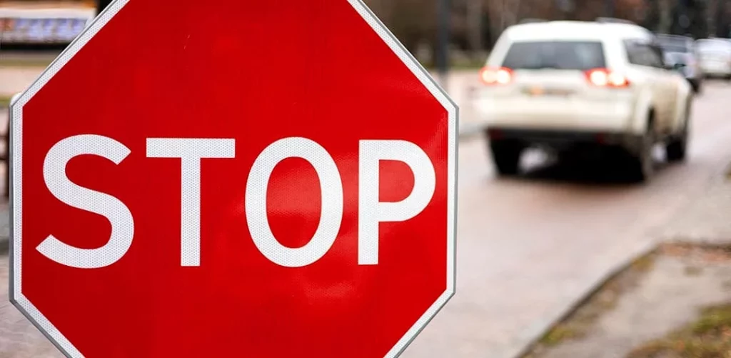 La DGT cambia las señales de Stop con sistemas de vigilancia 172 Preocupación por la siniestralidad y accidentes en cruces e intersecciones