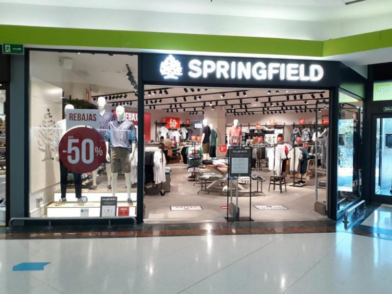 Springfield da la bienvenida a la navidad con su nueva colección de abrigos a casi mitad de precio