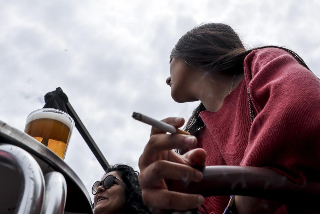 Mónica García ignora a la hostelería en su plan antitabaco 1 tabaco terrazas