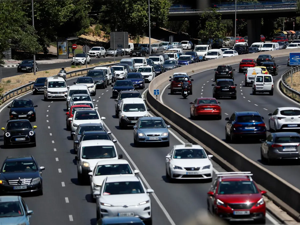 Si tienes alguno de estos coches, la DGT te prohibirá pasar al centro de las ciudades Si tienes alguno de estos coches, la DGT te prohibirá pasar al centro de las ciudades