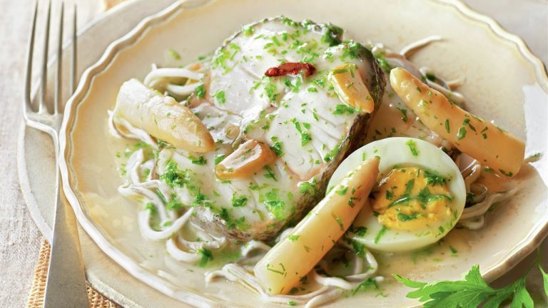 Esta receta de merluza a la vasca sí que es una campanada para Nochevieja