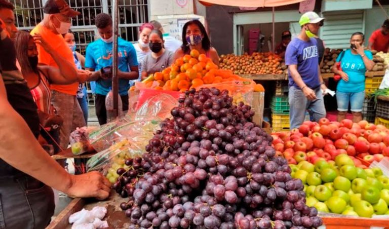 ¡Ya le quedan pocas horas a 2023 y todavía no tienes las uvas! Te contamos dónde las puedes conseguir y a qué precio