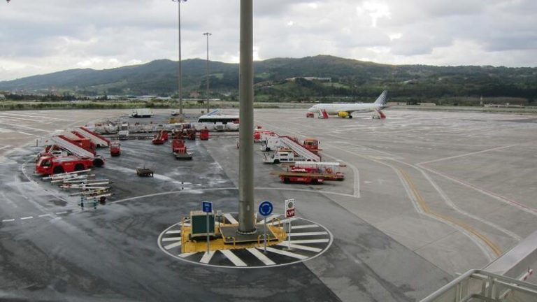 Las fuertes rachas de viento impiden el aterrizaje de tres aviones en el aeropuerto de Bilbao