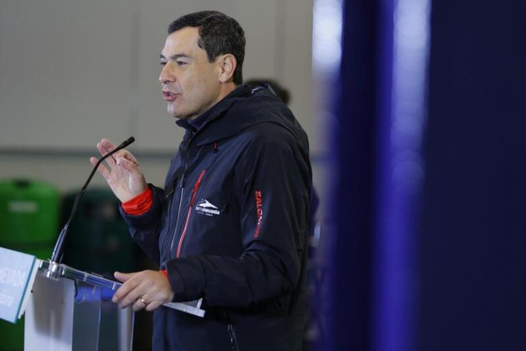 Moreno condena "con firmeza" el apaleamiento a un muñeco que simulaba a Sánchez