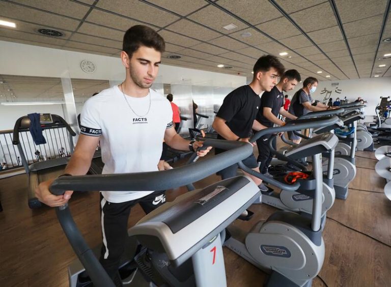 Los médicos rehabilitadores recomiendan practicar ejercicio físico en 2024 para evitar complicaciones de salud