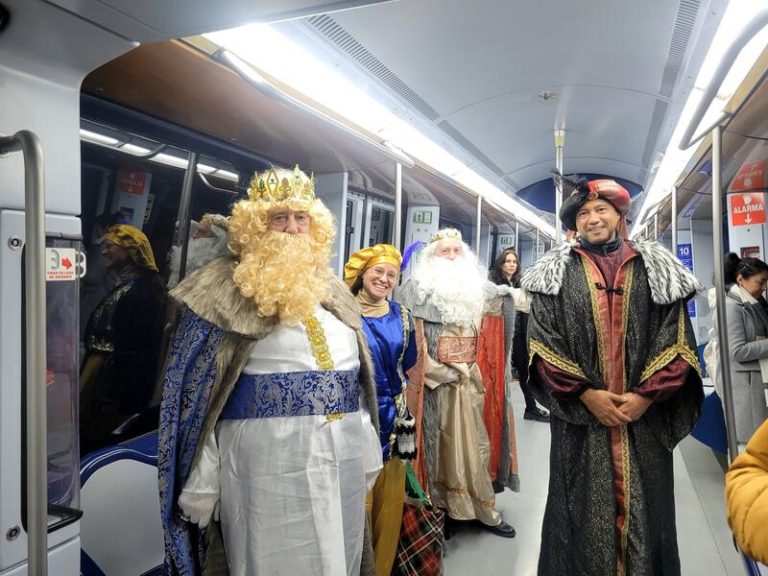 Los Reyes Magos llegan hoy a España en metro, velero centenario y helicóptero