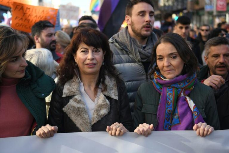 Colectivos trans pedirán hoy frente a Igualdad el cese de Isabel García y mantendrán una reunión con Redondo