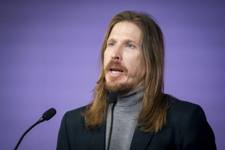 Podemos afea al PSOE su actitud de "lentejas, o las comes o las dejas" con los decretos