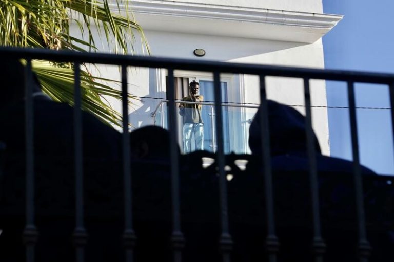 Trasladan a Torrox (Málaga) a más de 200 migrantes y el alcalde dice que el municipio "va a estar una vez más a altura"