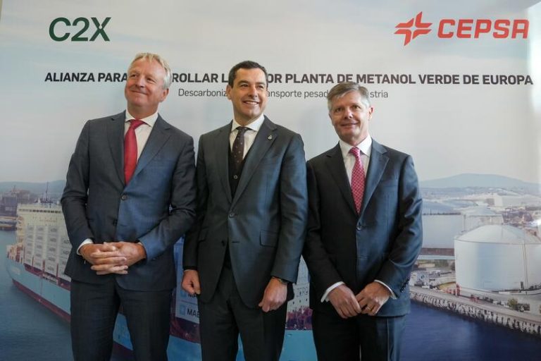 Cepsa y C2X convertirán al Puerto de Huelva en el principal hub de metanol verde de Europa