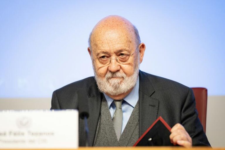 Tezanos habla de la "poca calidad" de las encuestas de los medios, que obedecen a "procesos de competencia política"