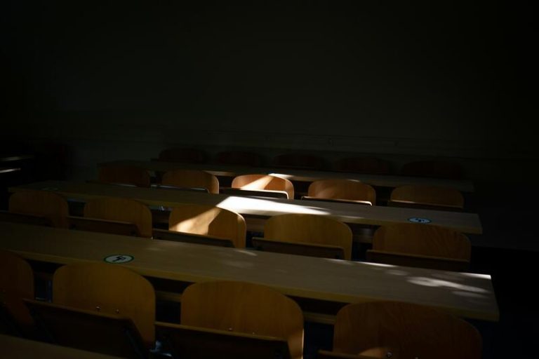 UGT de Cataluña alerta de que la salud de los docentes está "afectada gravemente"