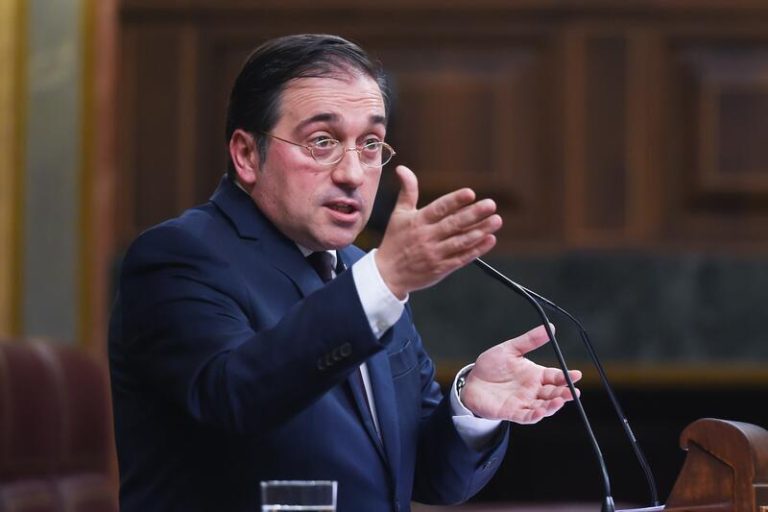 Albares dice que pidió a embajadores defender el catalán "con orgullo, porque es interés nacional"