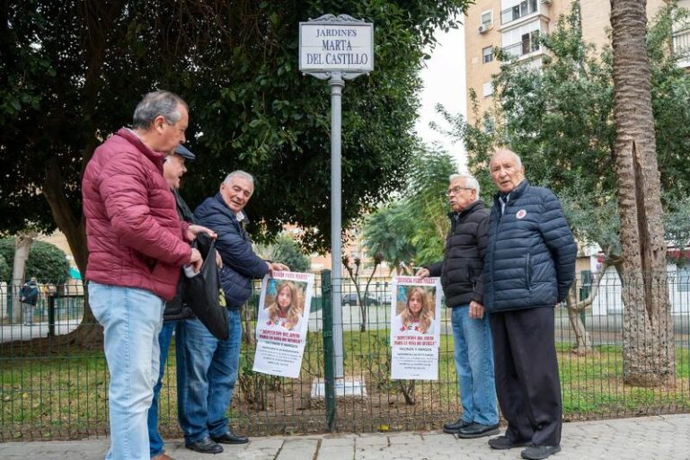 Pegada de carteles en el barrio de Marta del Castillo como "llamada" a la concentración por los 15 años del crimen