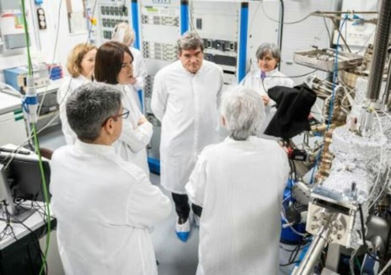Morant y Escrivá visitan el Instituto de Micro y Nanotecnología y conocen los resultados de un estudio sobre cáncer