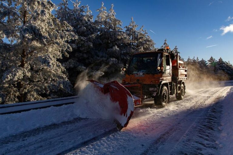 La DGT alerta a los conductores en las carreteras y pide "prudencia" por la nieve en la zona centro del país