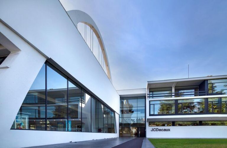 JCDecaux factura 3.570 millones de euros en 2023, un 7,6% más