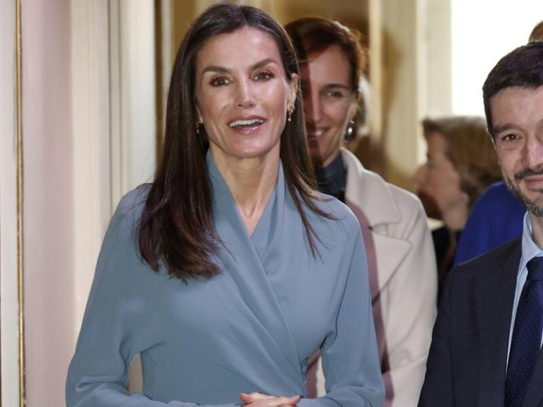 Letizia arrasa con su vestido de Adolfo Domínguez y su cinturón Carolina Herrera