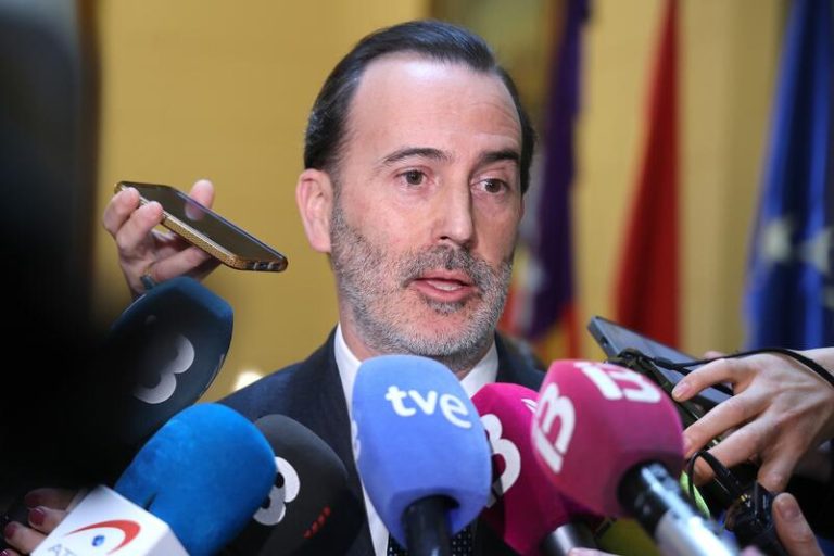 El presidente del Parlamento balear expulsado ve como una 