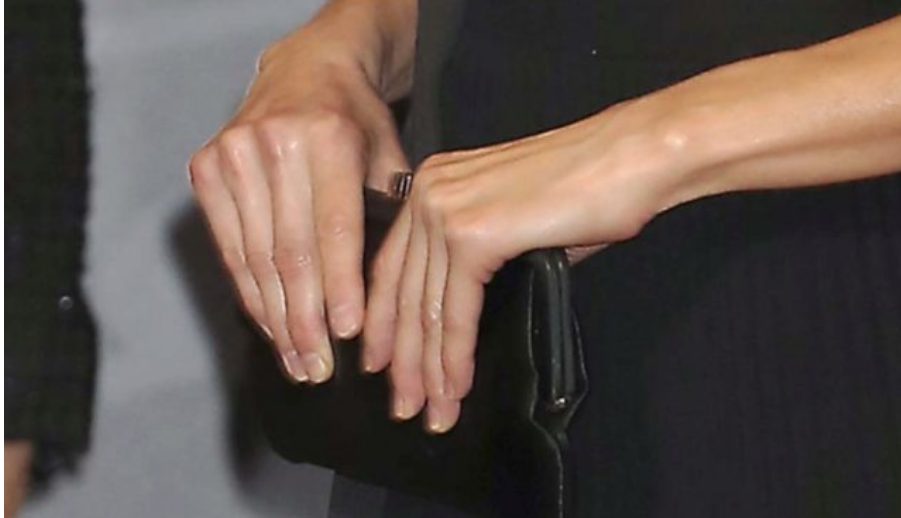 la reina no usa su alianza de matrimonio