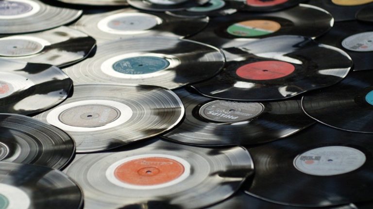 Los artistas españoles se diluyen entre los vinilos más vendidos de España