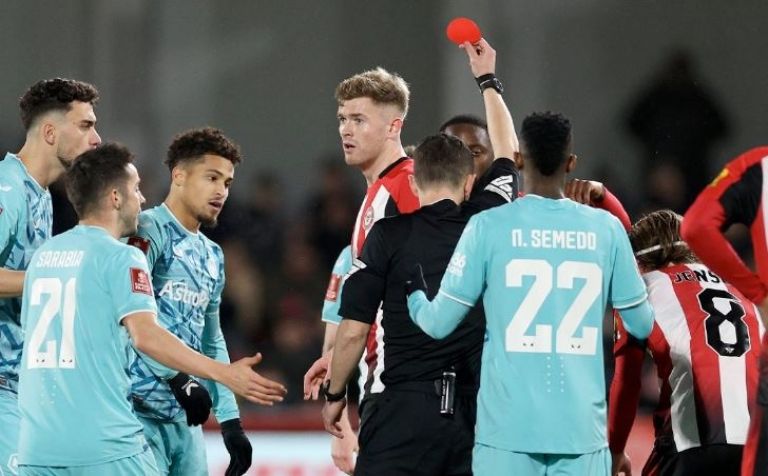 A qué se debe esta tarjeta roja