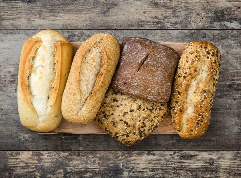 Alternativas más saludables que el pan blanco para acompañar tus comidas