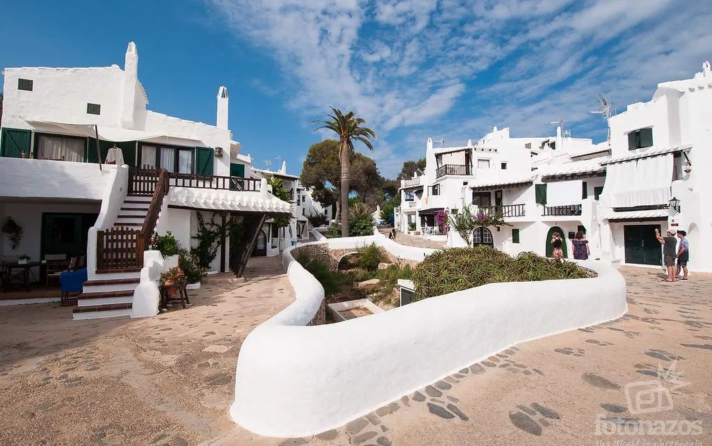 Arquitectura y encanto: Las calles blancas y estrechas de Binibeca