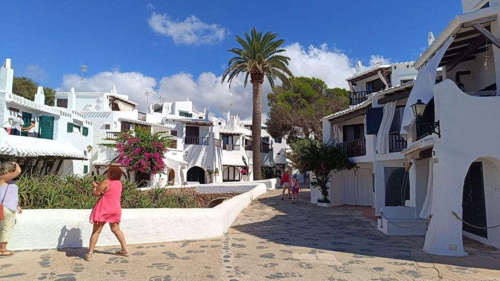 Binibeca de noche: Ambiente y gastronomía