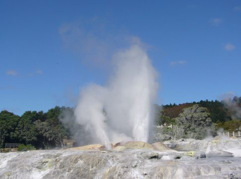 CASCADA INVERTIDA EN CHILE La increíble cascada invertida de Chile en la que el agua va a hacia arriba: ¿cómo es posible que exista?