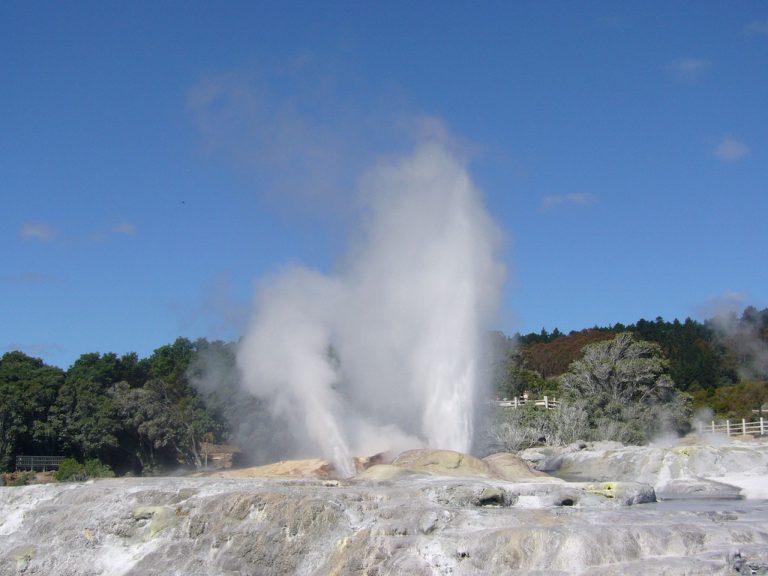 La increíble cascada invertida de Chile en la que el agua va a hacia arriba: ¿cómo es posible que exista?