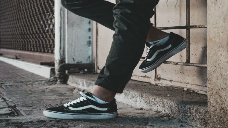 Consigue a mitad de precio las zapatillas más icónicas de Vans que llevan las influencers