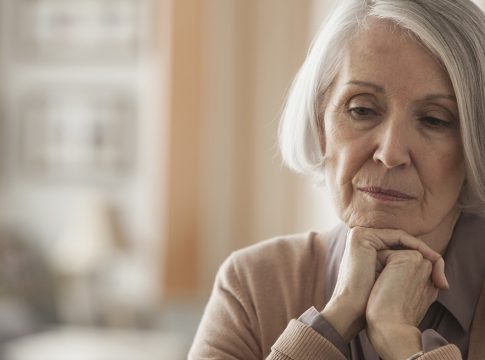 Senior Caucasian woman with chin in hands personas mayores