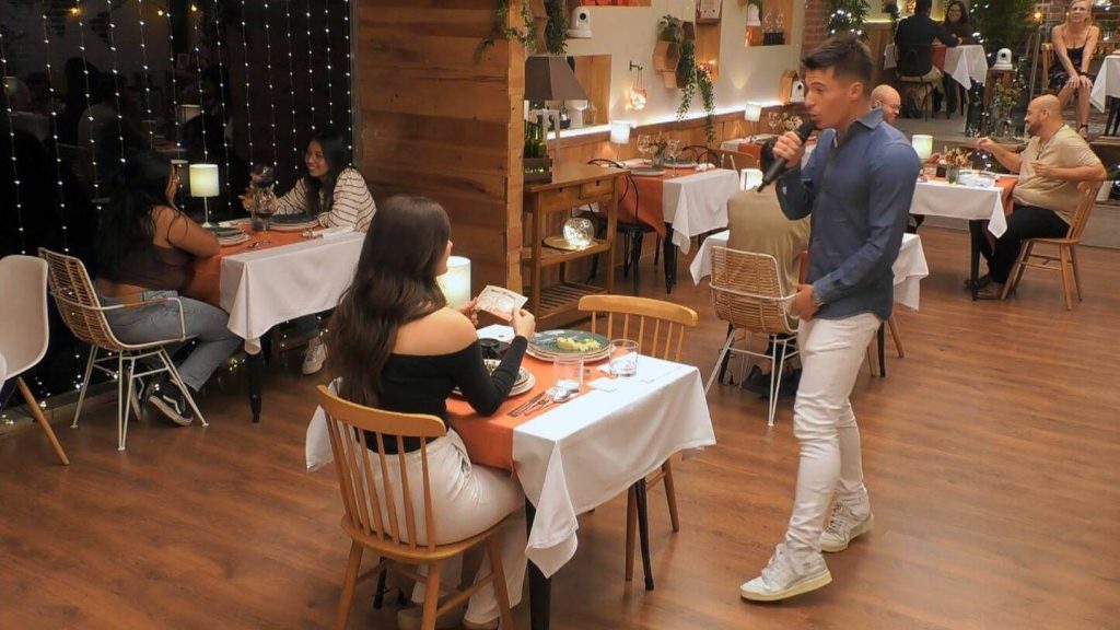 Es un mamarracho, ¿de dónde ha salido?": la viral reacción en First Dates de una soltera al conocer a su cita