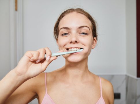 Cómo elegir el mejor cepillo de dientes para ti y tu familia