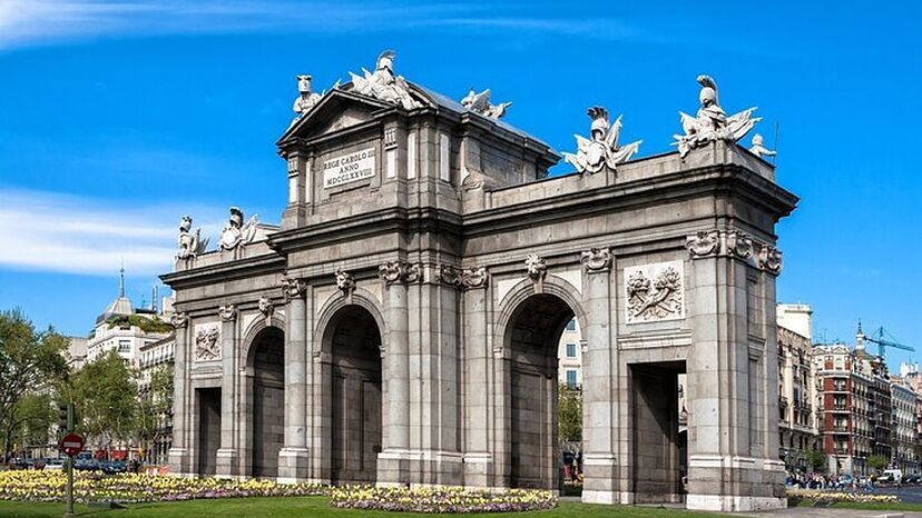 El encargo real y el origen de la Puerta de Alcalá