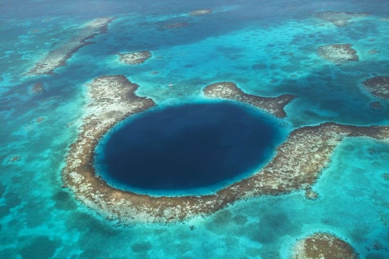 Parece un váter gigante en mitad del mar, pero es una de las maravillas del mundo: El Gran Agujero Azul