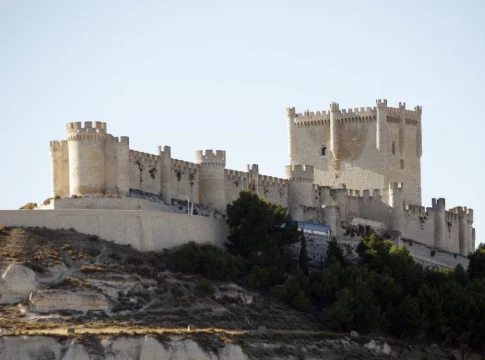 El castillo de Peñafiel 4 Los 9 castillos más bonitos del mundo para sentirte dentro de un cuento